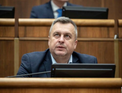 Návrh na zvýšenie príspevku na pohreb ide do druhého čítania, národniari ním chcú zabezpečiť finančnú podporu pre pozostalých