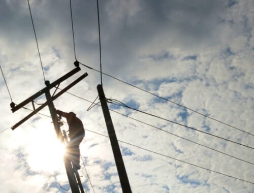 Traktorista strhol elektrické káble, tridsať domácností pri Kežmarku ostalo bez energie