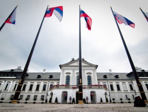 Prvýkrát si občania vyberali hlavu štátu v roku 1999, na čele Slovenska doteraz stáli štyria muži a jedna žena