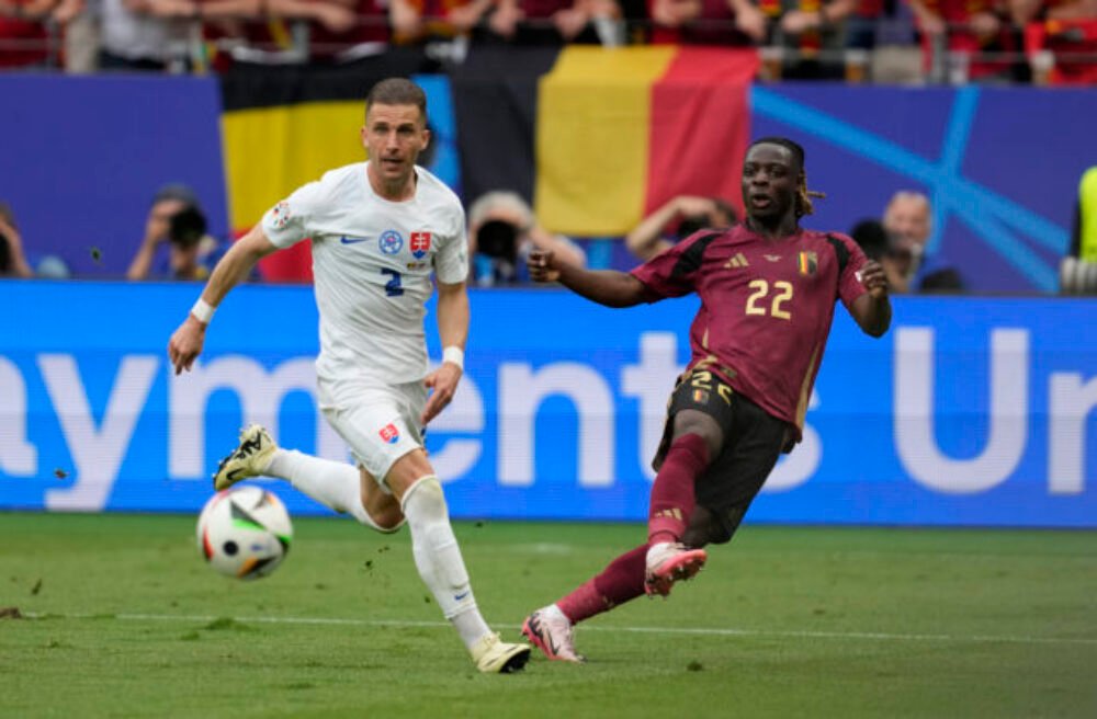 V prvom zápase Slovenska na ME vo futbale dominovali aj najstarší hráči, Pekaríkove prihrávky boli stopercentné