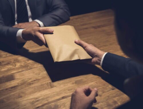 Pravidlá verejného obstarávania a kontrola by sa nemali uvoľňovať, myslí si veľká väčšina účastníkov prieskumu