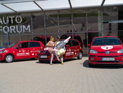 Nadácia Volkswagen Slovakia darovala Červenému nosu vozidlá Volkswagen up!