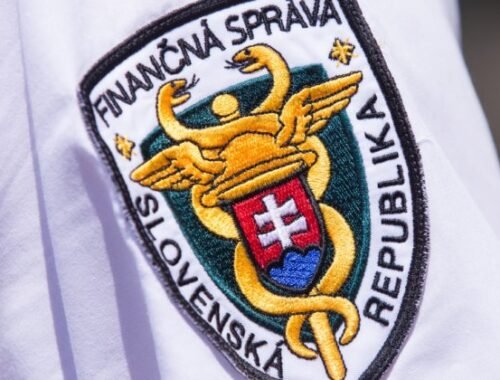 Príslušník Finančnej správy bol obvinený z podplácania kolegu, hrozí mu trest odňatia slobody