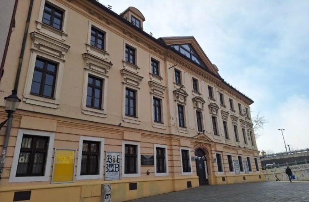 Riaditeľka Bibiany stopla recenziu knihy o zmene pohlavia, vedecká rada časopisu odstúpila a obvinila ju z cenzúry