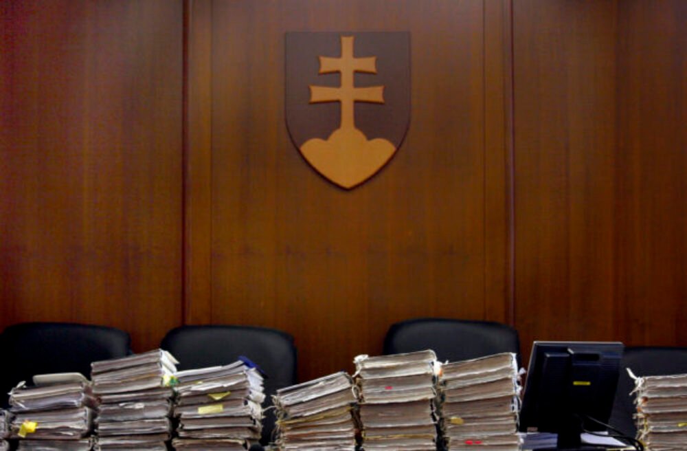 Proces s odsúdeným expolicajtom Kučerkom a jeho manželkou sa začne v októbri