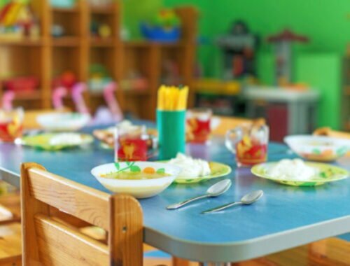 Rodičia majú počas prádznin nárok na ošetrovné pri uzatvorení materských škôl. Ako treba postupovať?