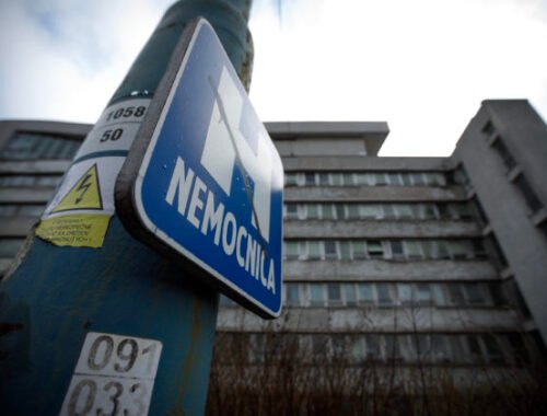 Muža, ktorý v nemocnici na Kramároch útočil na zdravotníkov, vzali do väzby