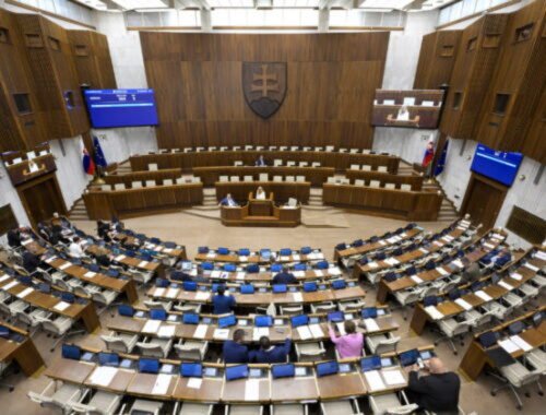 Ústavný súd ignoruje porušenie rokovacieho poriadku Ficovou vládou. Via Iuris upozorňuje na vážne následky pre legislatívny proces