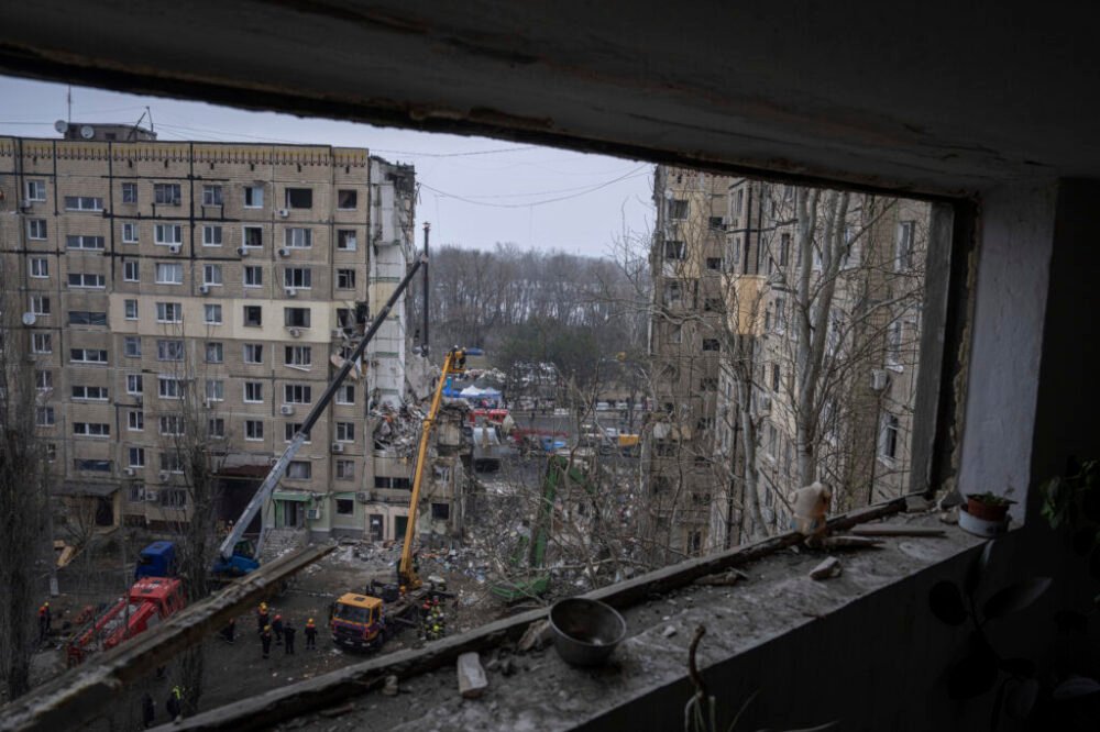 Ruský raketový útok na bytový dom v Dnipre si vyžiadal jedného mŕtveho a 12 zranených
