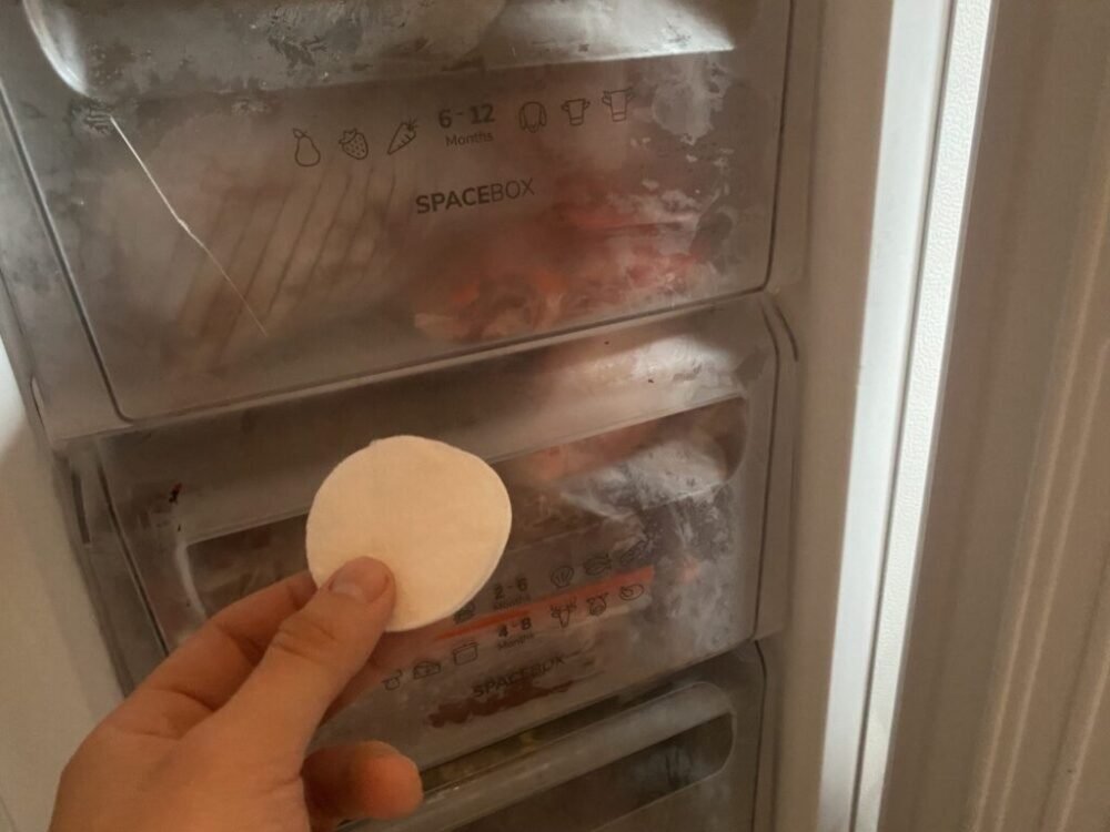 Namočte vatový tampón a utrite vnútro mrazničky. Ľad sa neusadí. Na odmrazovanie na dlhú dobu zabudnete