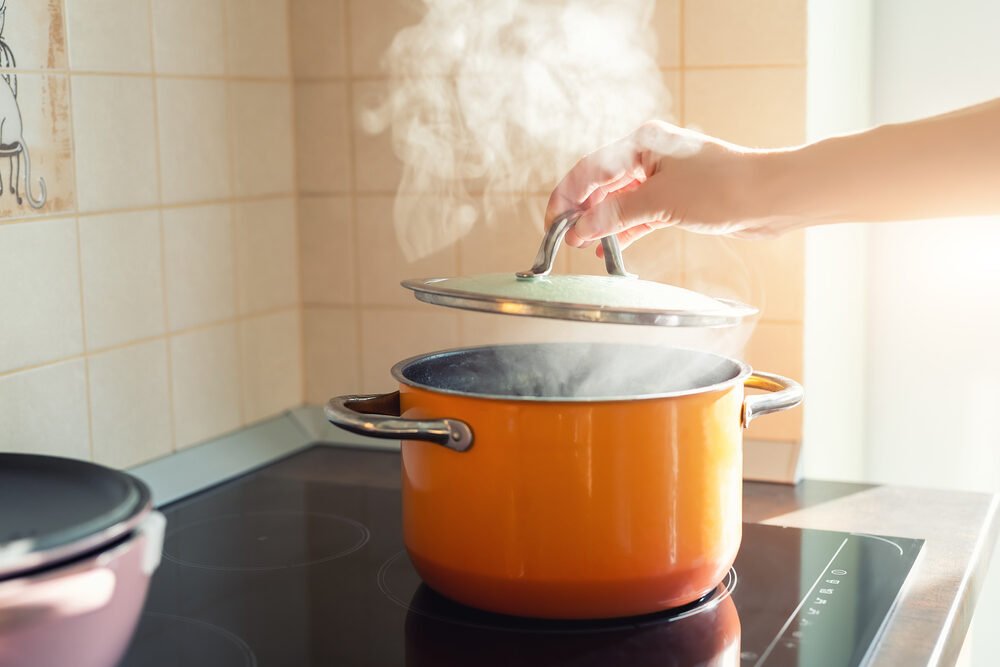 Voda z hrnca už nikdy nevykypí. Stačí ním vymastiť hrniec. Vytvoríte „hrádzu“, cez ktorú sa nedá preniknúť