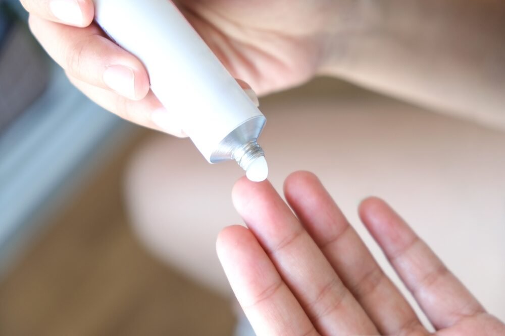 Masť z lekárne za 3 eurá vymaže tmavé kruhy pod očami lepšie ako krémy. Podobné nájdete za pár drobných