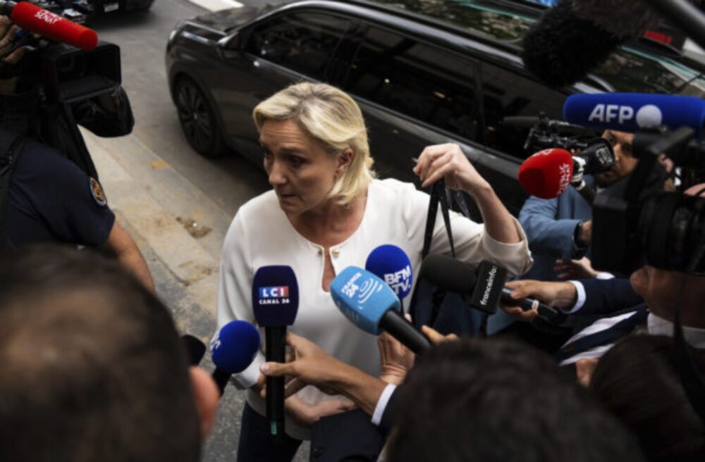 30200_france_election_96111-640x420.jpg Krajne pravicové Národné združenie získalo v prvom kole predčasných volieb silný náskok, Macronovi centristi utrpeli tvrdú ranu