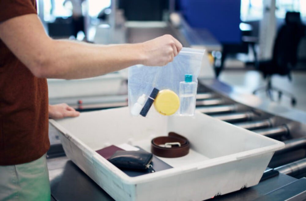 Chystáte sa na letnú dovolenku? Zistite, čo sa nesmie nachádzať v príručnej batožine