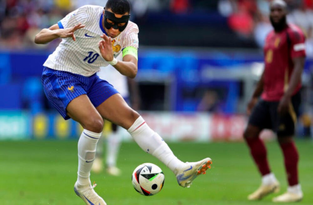 Jeho plagáty mu viseli na stenách izby a teraz ho môže poslať z Eura domov. Mbappé vyzve Ronalda