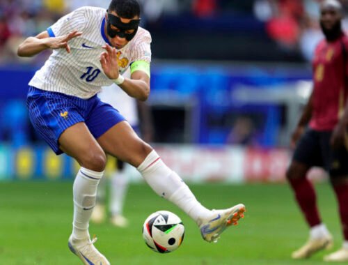 Jeho plagáty mu viseli na stenách izby a teraz ho môže poslať z Eura domov. Mbappé vyzve Ronalda