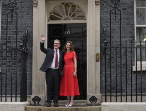 Starmer bude novým britským premiérom, parlamentné voľby drvivo vyhrali labouristi