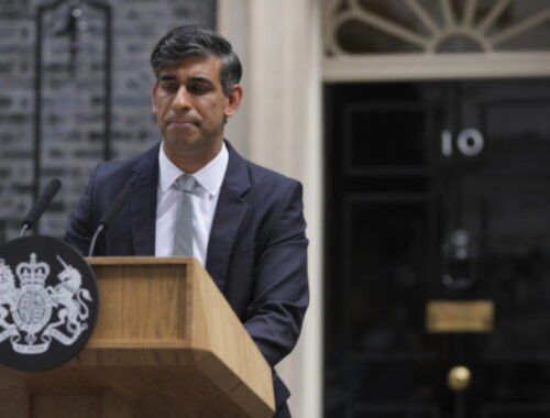 Sunak odovzdal britskému kráľovi Karolovi III. svoju demisiu, odstúpi aj ako predseda konzervatívcov