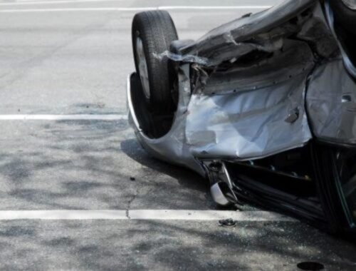 V Kežmarku skončili počas nehody dve autá na streche, zranilo sa sedem ľudí