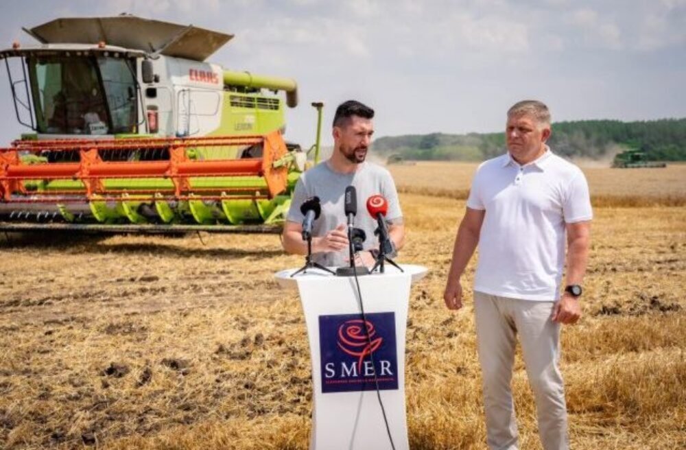 31023_fico-takac-640x420.jpg Premiér Fico sa vráti k pracovným povinnostiam, s ministrom Takáčom pôjde na žatvu a navštívi družstvo pri Trnave