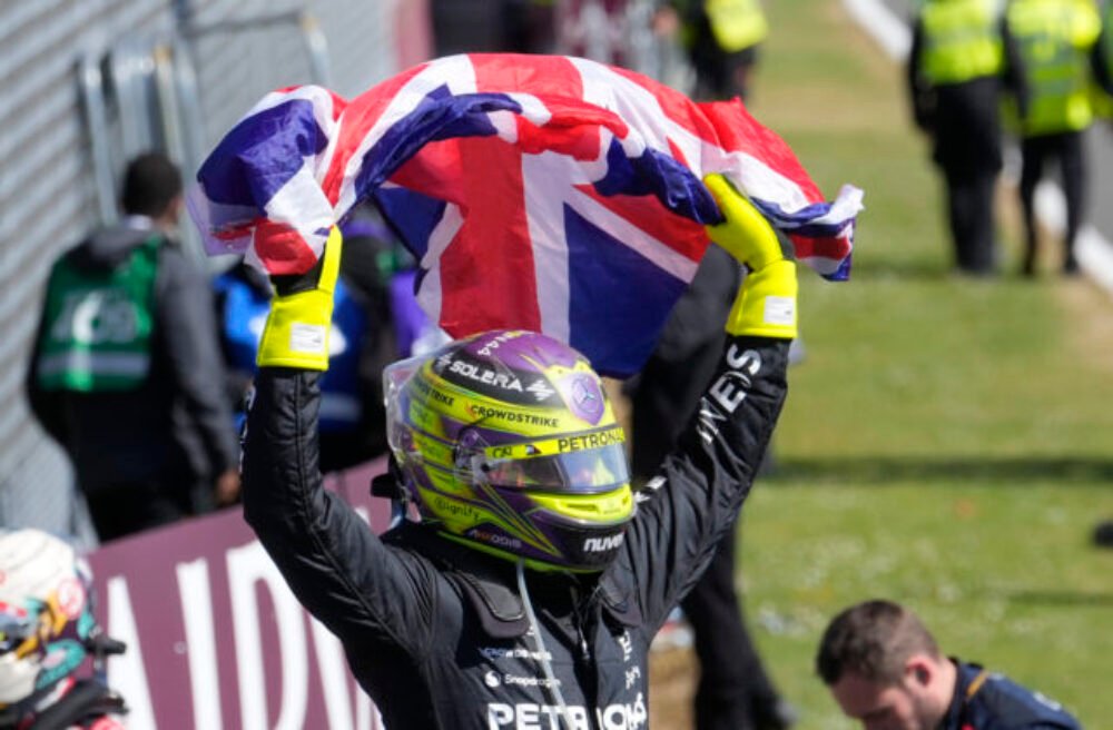Hamilton sa v pretekoch F1 dočkal víťazstva po dlhých 945 dňoch, v Silverstone prekonal aj rekord