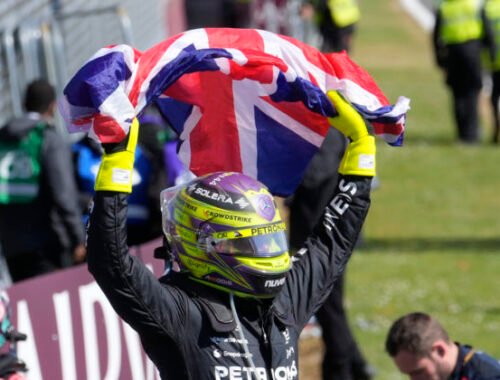 Hamilton sa v pretekoch F1 dočkal víťazstva po dlhých 945 dňoch, v Silverstone prekonal aj rekord