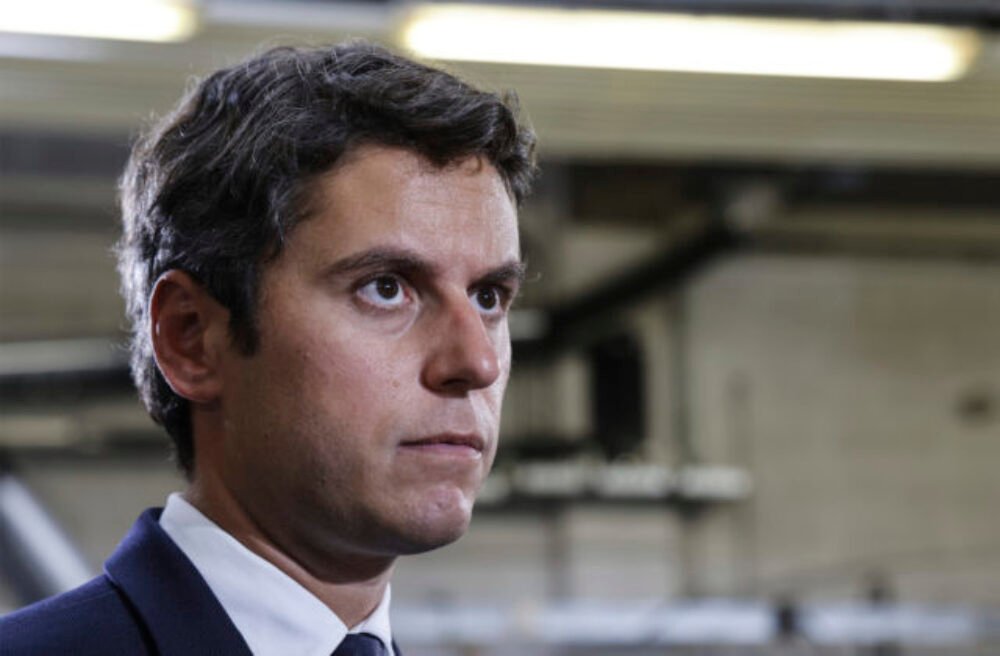 Attal zostáva francúzskym premiérom. Macron odmietol jeho demisiu