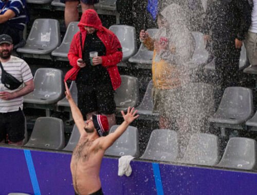 Vzduchom lietali stoličky aj fľaše, potýčky medzi fanúšikmi Holandska a Anglicka pred semifinále ME vo futbale zastavila až polícia
