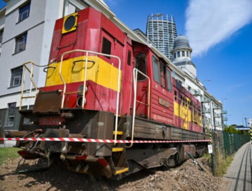 Nákladný vlak na nábreží Dunaja prerazil zábranu a skončil na trávniku, udalosť vyšetruje železničná polícia