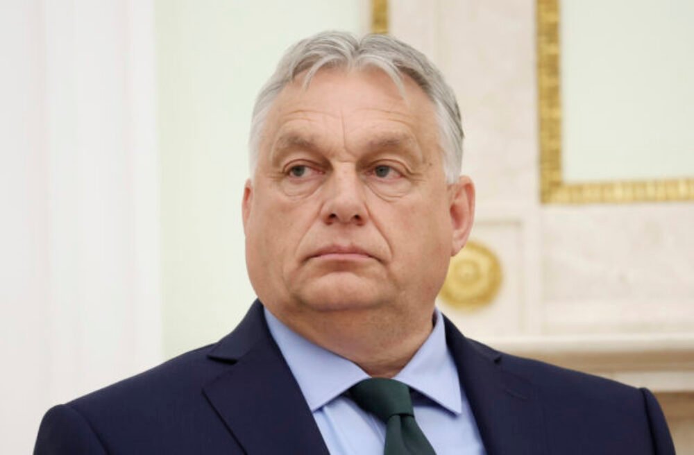 Maďarsko chce vyslať do Bruselu autobusy s migrantmi, Únia je pripravená využiť všetku svoju právomoc