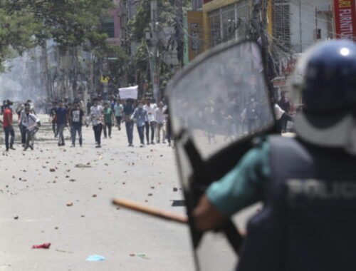 Kvóty na prijatie do štátnej služby v Bangladéši vyvolali nepokoje, v krajine vyhlásili zákaz vychádzania