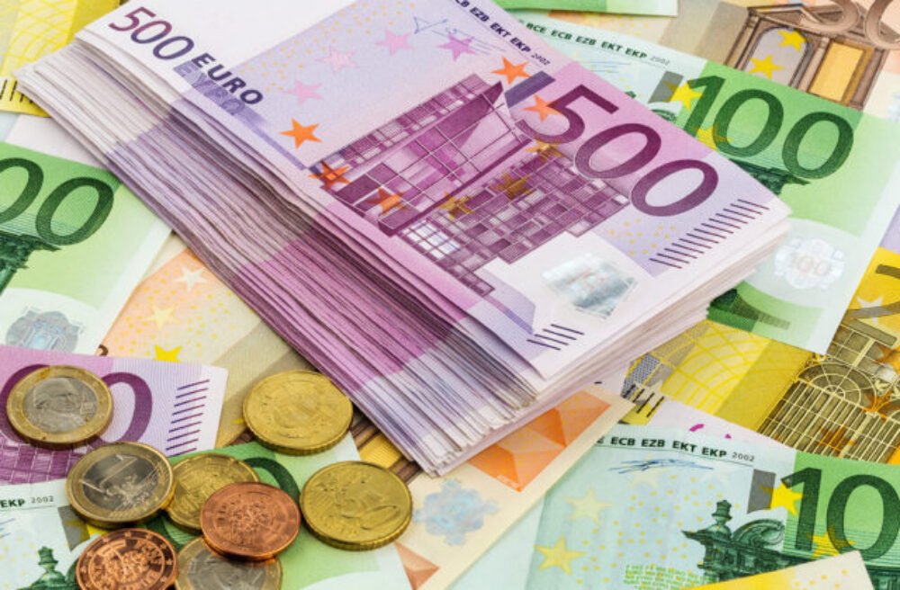 Euro posilnilo voči viacerým menám, jeho sila priaznivo ovplyvňuje dovolenkové plány Slovákov