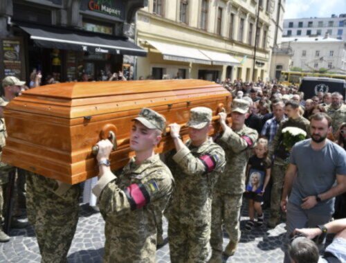 Na pohrebe zavraždenej bývalej nacionalistickej poslankyne Iryny Farionovej sa zúčastnili tisíce ľudí (fotografie)