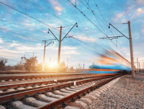 Muž s dieťaťom na rukách stváral na železničnom priecestí nebezpečné kúsky. O čo mu išlo? (video)