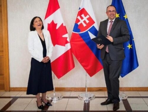 Ministerstvo zahraničia ocenilo historicky prvú kanadskú veľvyslankyňu v SR, za svoj prínos získala Zlatú plaketu (foto)