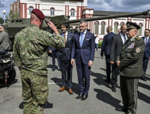 Štát musí investovať do vlastnej bezpečnosti, vyhlásil Pellegrini po návšteve ministerstva obrany (foto+video)