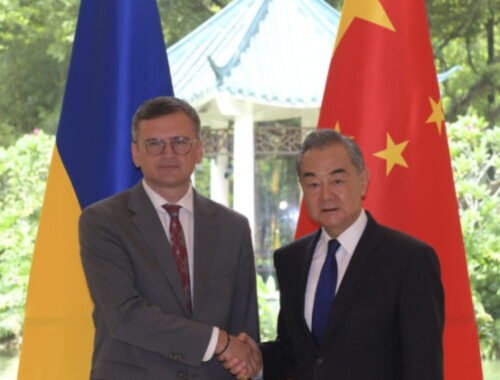Kuleba odišiel na rokovania do Pekingu, Čínu chce dostať na mierovú konferenciu