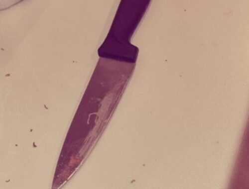 Krvavá hádka na ubytovni, opitá žena nožom pobodala muža