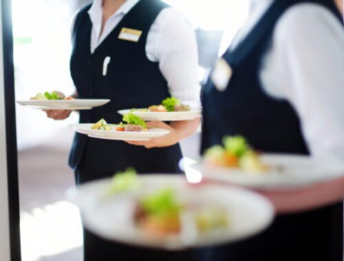 Najväčší dopyt je tento rok po čašníkoch, najšikovnejší na Slovensku zarábajú mesačne 1 700 eur