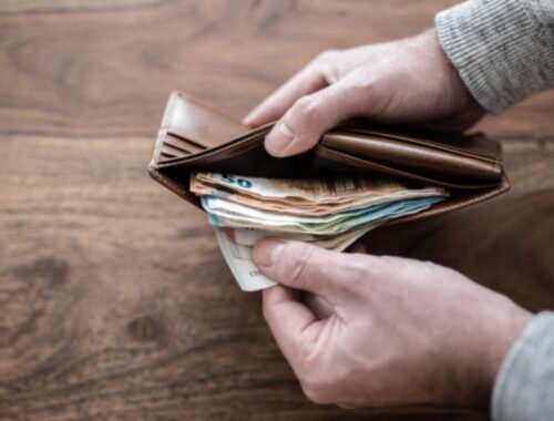 Počet poberateľov pomoci v hmotnej núdzi klesol, na sociálnych dávkach štát vyplatil viac ako 224 miliónov eur