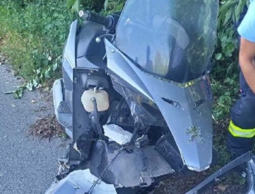 Tragická nehoda medzi Šacou a Malou Idou. Motocyklista zišiel z cesty a narazil do stromu (foto)