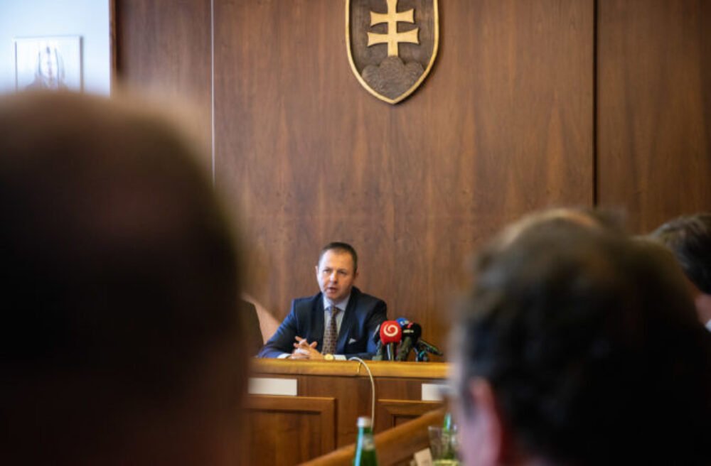 Kéryho diplomovka je ako cez kopirák. Poslanec Smeru kritizoval Gröhlinga, no sám vraj odpísal takmer všetko