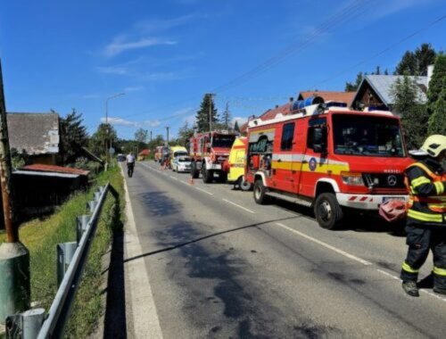 V Brezne sa zrazil autobus s traktorom, na mieste hlásia zranených