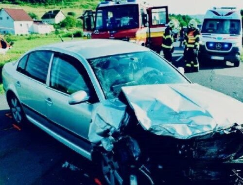 Vodič nedal prednosť oproti idúcemu vozidlu, neďaleko Korytárok došlo k čelnej zrážke dvoch áut (foto)
