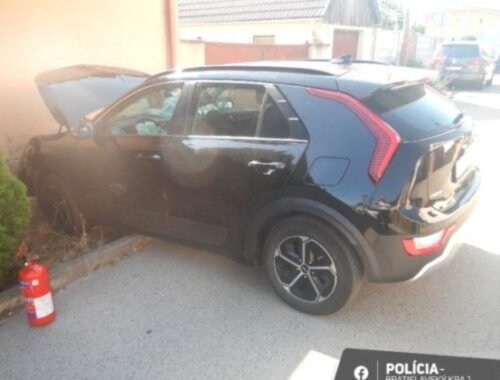 Jedenásťročný chlapec v Dunajskej Lužnej nasadol do naštartovaného auta, po pár metroch s ním narazil do susedného domu