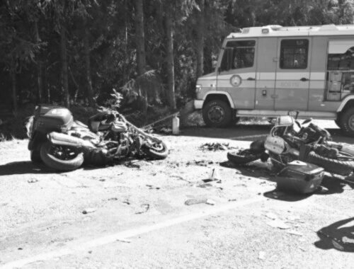 Tragická zrážka dvoch motorkárov na Liptove. Zraneniam podľahli pri prevoze do nemocnice (foto)