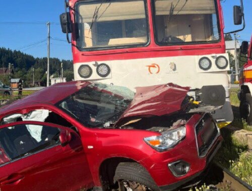 Na Kysuciach sa zrazil osobný vlak s autom, vodičku musel vrtuľník previezť do nemocnice (foto)