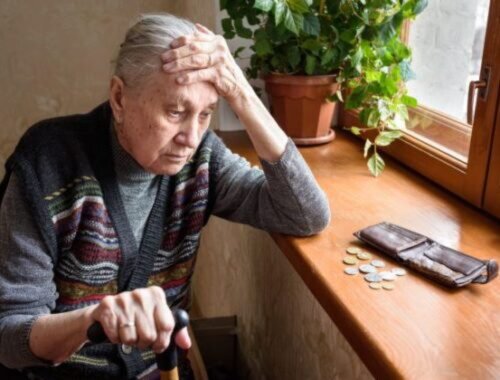 Podvodník v Košiciach pripravil seniorku o peniaze, vhodila ich do odpadkového koša pri nemocnici