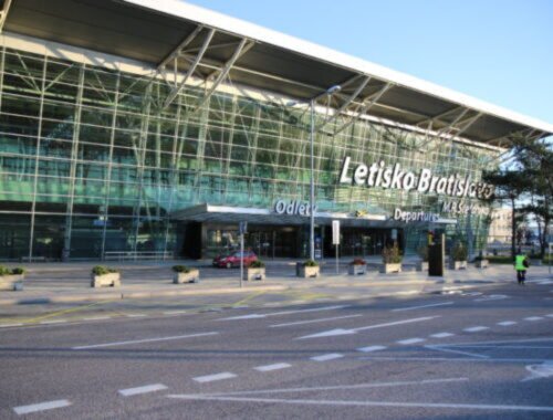 Nahlásená bomba na bratislavskom letisku, museli ho evakuovať a odlety sú pozastavené