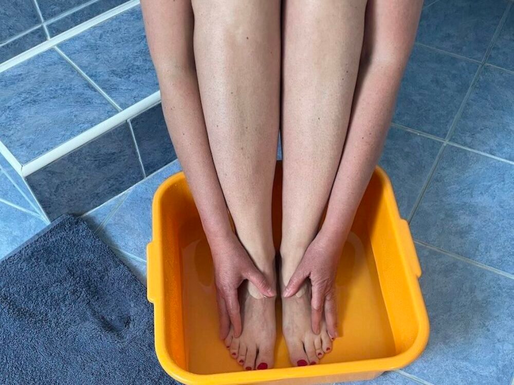 Namáčajte si nohy do jablčného octu každý deň počas jedného týždňa. Je to obzvlášť dôležité v lete